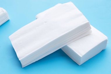 Mavi arka planda yüz dokusu.