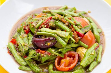 Baharatlı uzun fasulye salatası. Tayland yemeği.