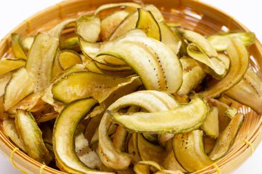 Kabuklu yeşil muz cipsi.