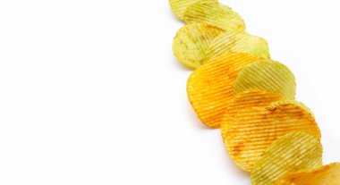 Beyaz arkaplanda patates cipsi.