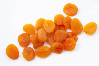 Beyaz arkaplanda kurumuş kayısılar.