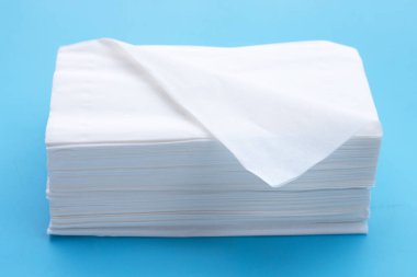 Mavi arka planda yüz dokusu.