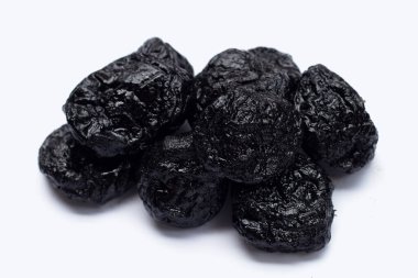 Beyaz arkaplanda kuru erik