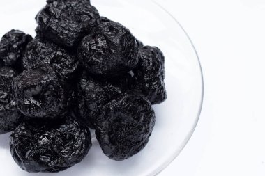 Beyaz arkaplanda kuru erik