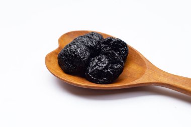 Beyaz arkaplanda kuru erik