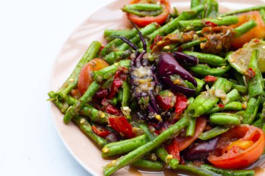 Baharatlı uzun fasulye salatası. Tayland yemeği.