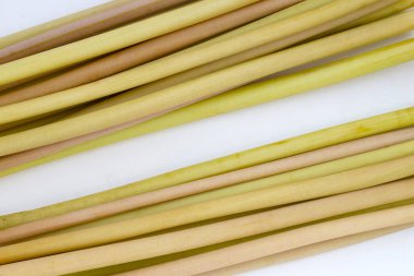 Lotus beyaz arkaplanda yer alır.