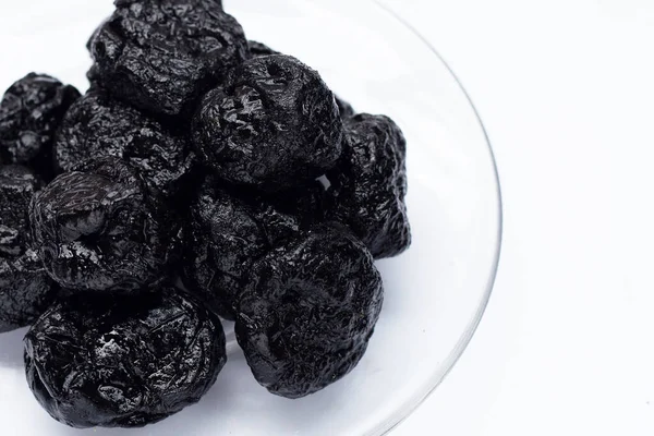 Beyaz arkaplanda kuru erik