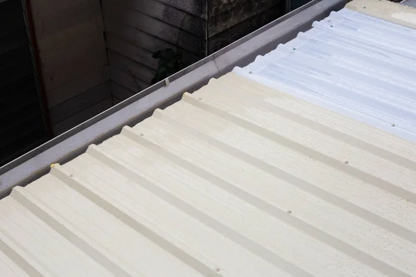 Roof Rain Water Gutter Roof Repair Steel Sheet Stop Roof — 图库照片