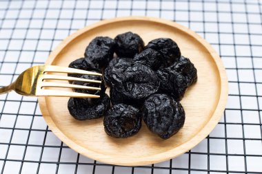 Beyaz arkaplanda kuru erik