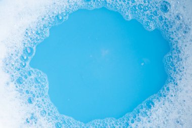 Deterjan köpüğü, mavi arkaplan.