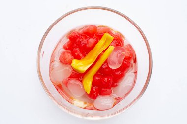 Tatlı hindistan cevizi sütünde kırmızı yakut