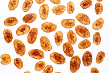 Beyaz arkaplanda muz cipsi