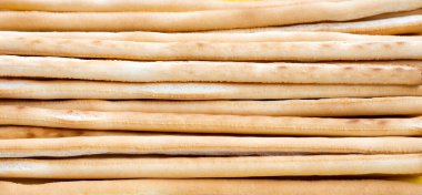 Sarı arkaplanda ekmek çubukları