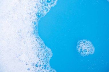 Deterjan köpüğü, mavi arkaplan.