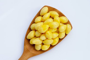 Beyaz arka planda haşlanmış ginkgo fındığı.