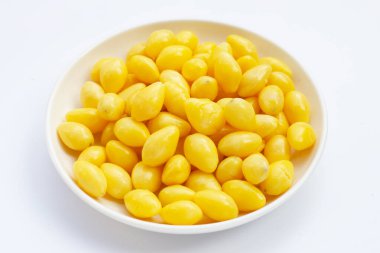 Beyaz arka planda haşlanmış ginkgo fındığı.