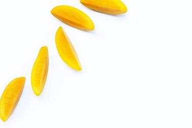 Tropik meyve, beyaz arka planda mango. Üst görünüm