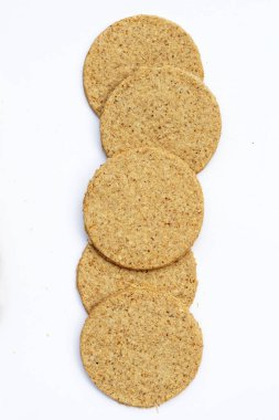 Beyaz arkaplanda yulaf keki.