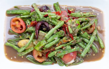 Baharatlı uzun fasulye salatası. Tayland yemeği.