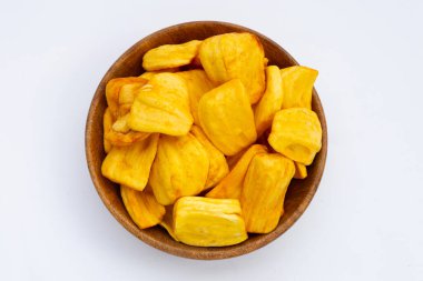 Beyaz arkaplanda Jackfruit cipsi