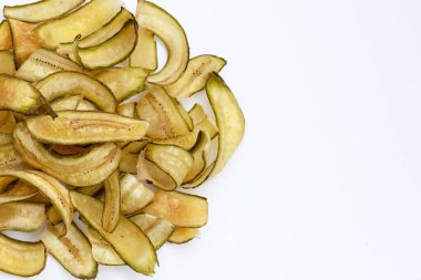 Kabuklu yeşil muz cipsi.