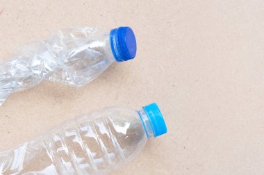 Kahverengi arka planda plastik şişeler.