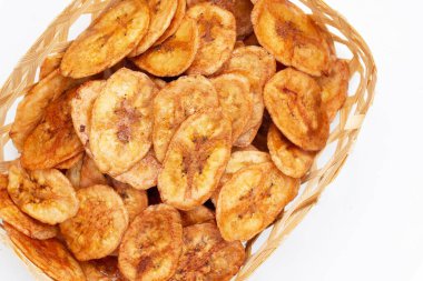 Beyaz arkaplanda muz cipsi