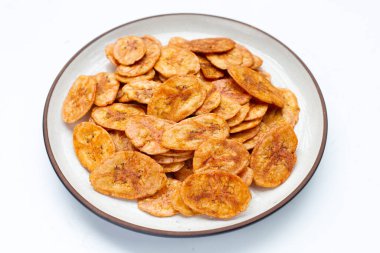 Beyaz arkaplanda muz cipsi