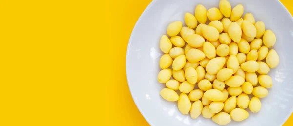 Gekochte Ginkgo Nüsse Auf Gelbem Hintergrund — Stockfoto