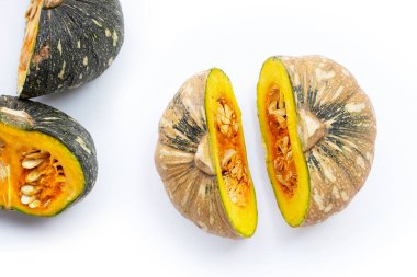 Beyaz arkaplanda yeşil balkabağı