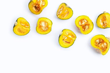 Beyaz arkaplanda yeşil balkabağı parçaları