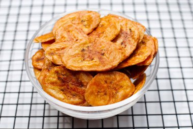 Beyaz arkaplanda muz cipsi