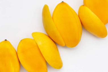 Tropik meyve, beyaz arka planda mango..