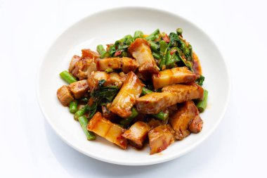 Baharatlı kızarmış domuz eti ve kutsal fesleğen.