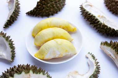 Beyaz arkaplanda taze olgun kesilmiş durian..