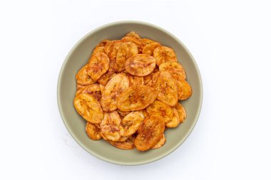 Beyaz arkaplanda muz cipsi