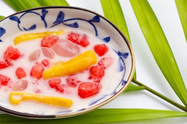 Tatlı hindistan cevizi sütünde kırmızı yakut