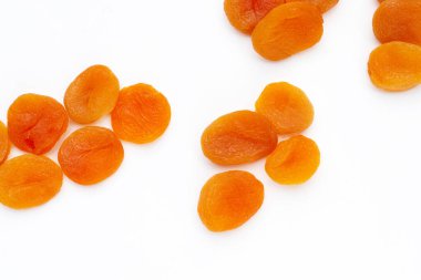 Beyaz arkaplanda kurumuş kayısılar.