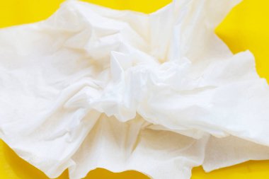 Sarı arka planda yığılmış yüz dokusu.