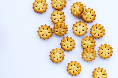 Beyaz arkaplanda izole edilmiş ananas bisküvileri.