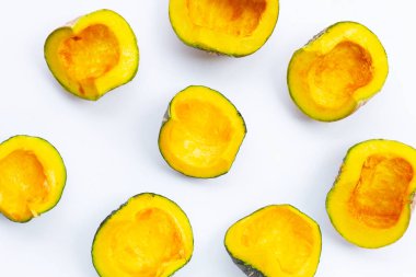 Beyaz arkaplanda yeşil balkabağı parçaları