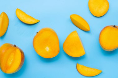 Tropik meyve, mavi arka planda mango. Üst görünüm