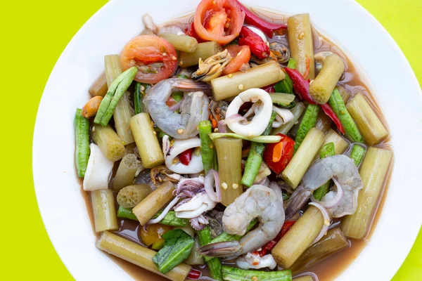 Lótuszszár Fűszeres Saláta Tengeri Kajával Thai Élelmiszer Receptek — Stock Fotó
