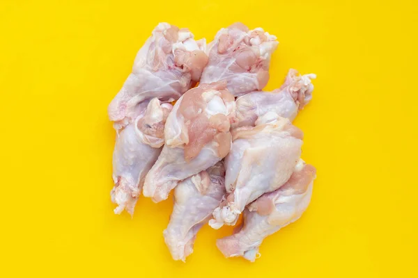 Färsk Kyckling Vingar Wingstick Gul Bakgrund — Stockfoto