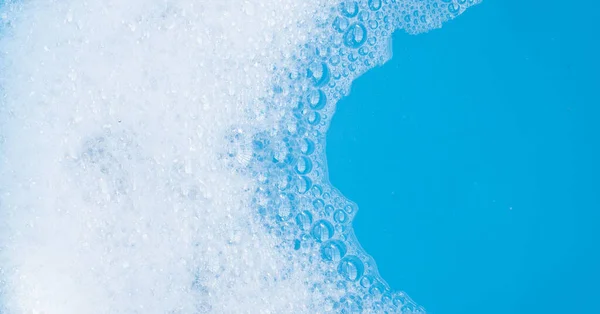 洗涤剂泡沫 蓝色背景 — 图库照片