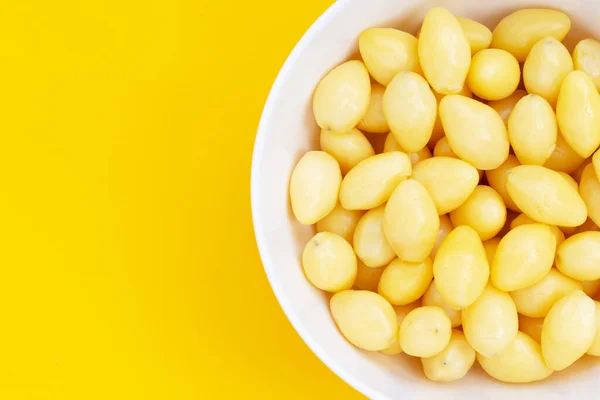 Gekochte Ginkgo Nüsse Auf Gelbem Hintergrund — Stockfoto