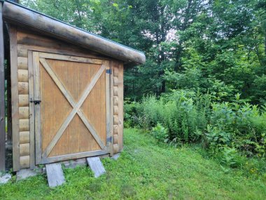 Adirondack Dağları 'ndaki ahşap kulübe için bir depo.