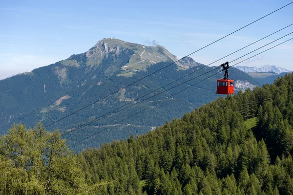 Kabelbaan in Alpen — Stockfoto