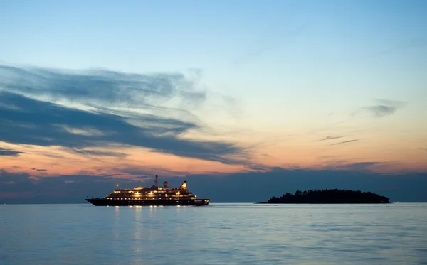 Cruiseschip op zee — Stockfoto